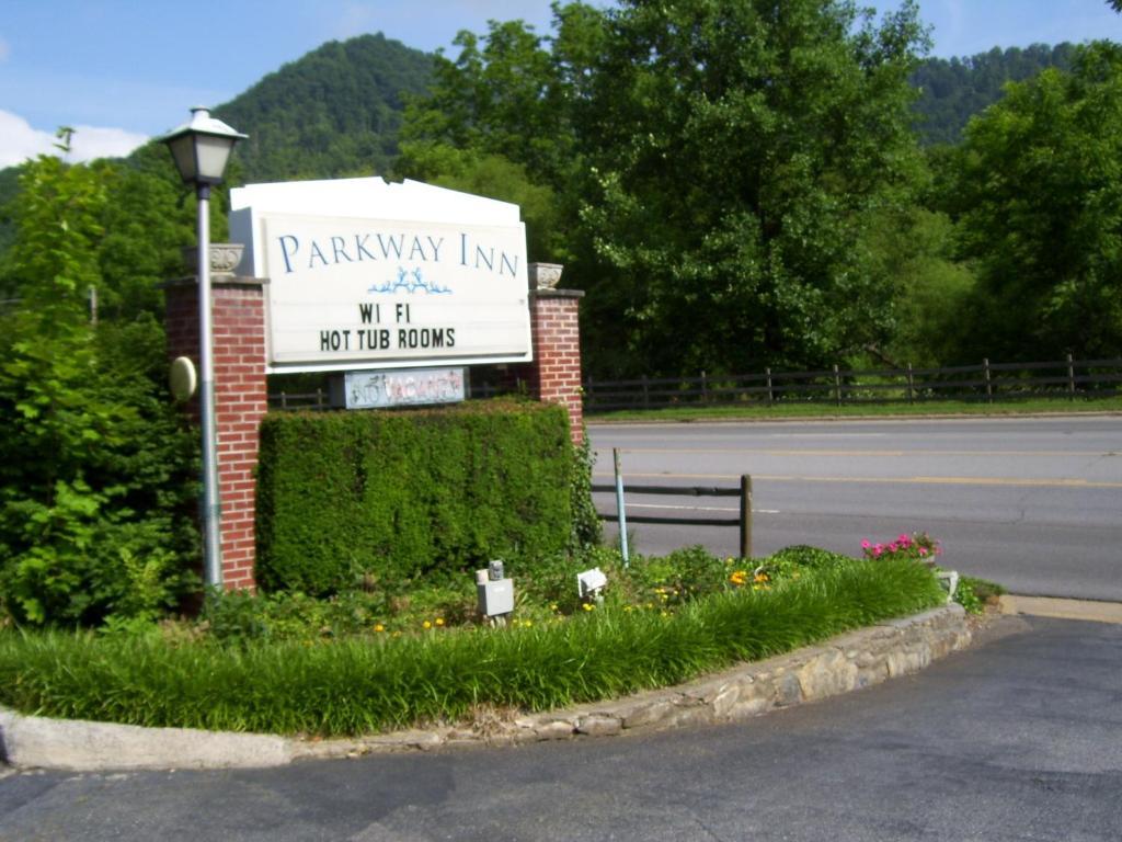 Parkway Inn Уэйнсвилл Экстерьер фото
