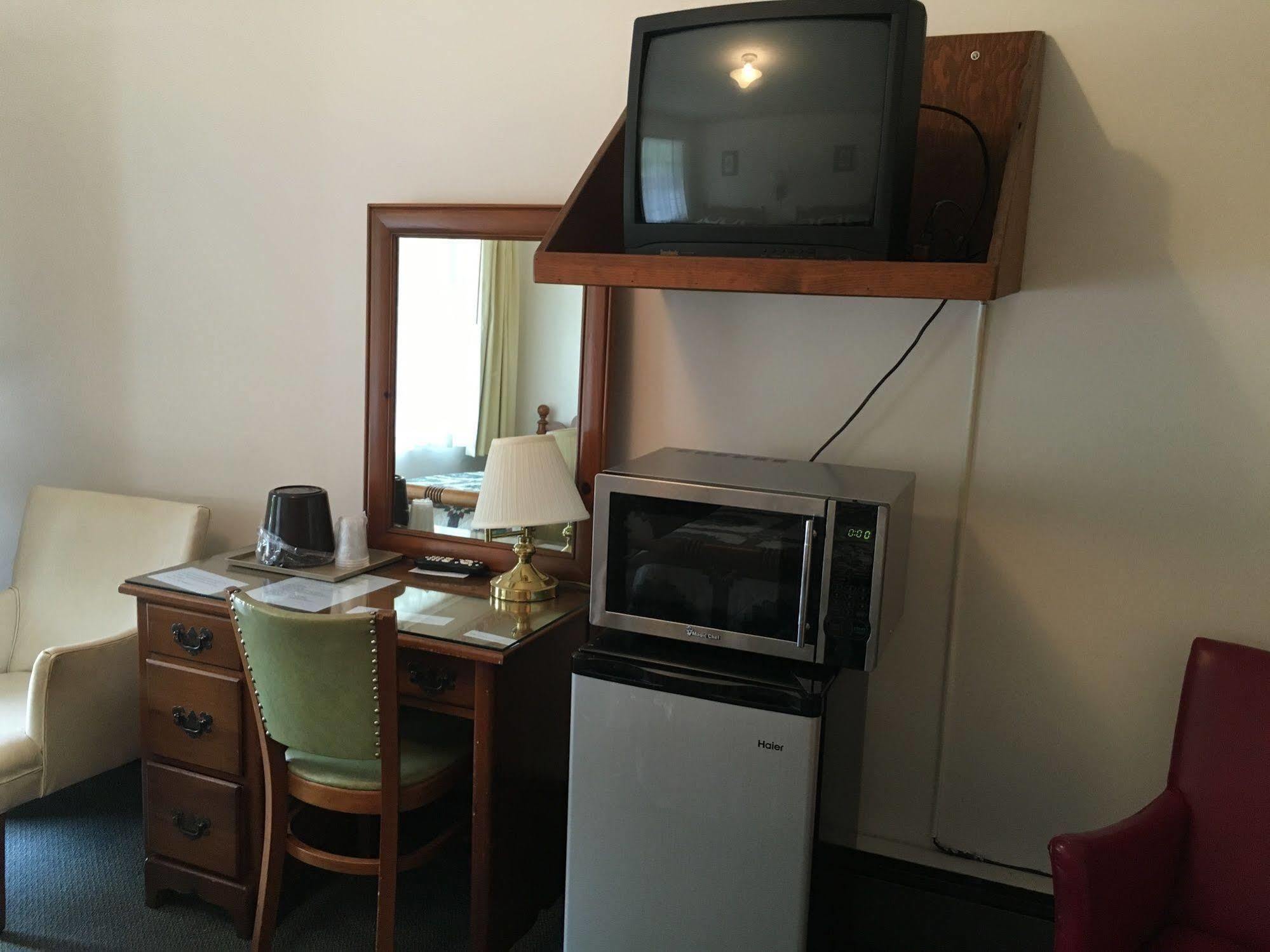 Parkway Inn Уэйнсвилл Экстерьер фото