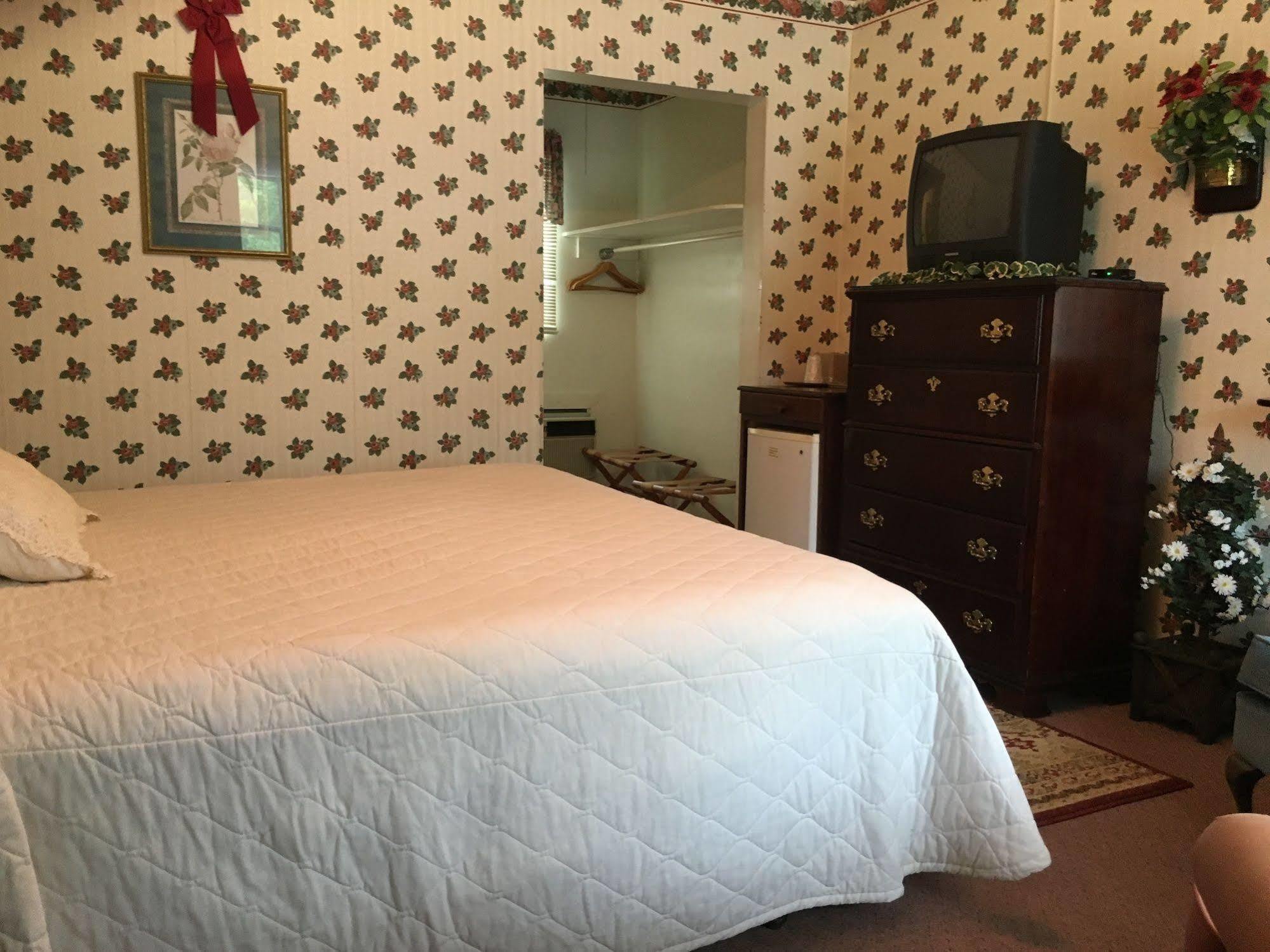 Parkway Inn Уэйнсвилл Экстерьер фото