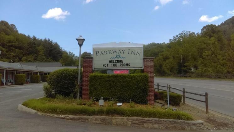 Parkway Inn Уэйнсвилл Экстерьер фото